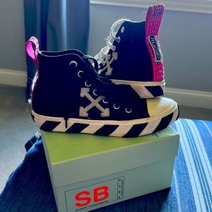 Off White used size 8 mid sneaker